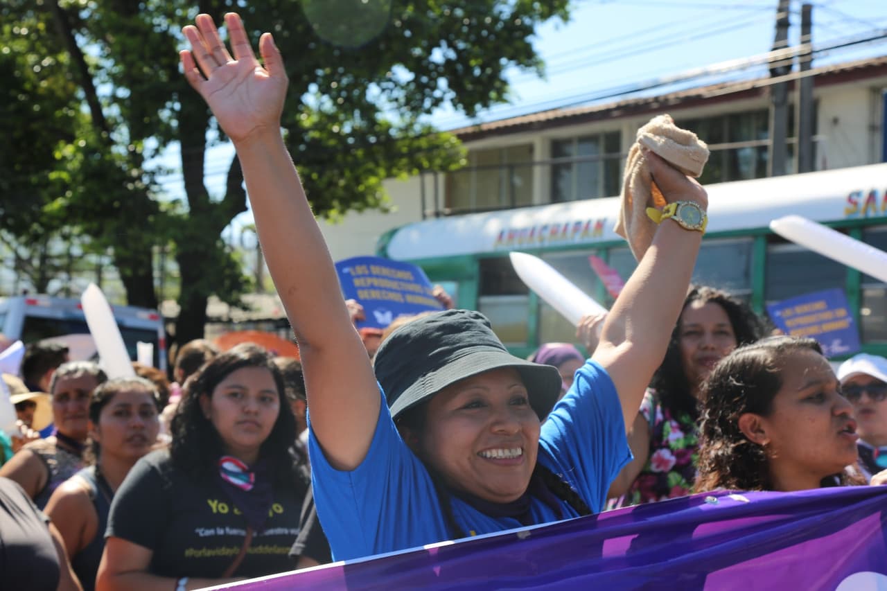 Teodora del Carmen Vásquez encabezó la protesta de este jueves en San Salvador. Salió de la cárcel hace apenas tres semanas, tras cumplir 10 años y 7 meses de una condena de 30 años, acusada de homicidio agravado tras dar a un luz a un bebé sin vida. Promover la despenalización del aborto en casos en los que la vida de la mujer está en peligro (entre otras razones) fue el tema principal de la marcha en la capital de El Salvador.