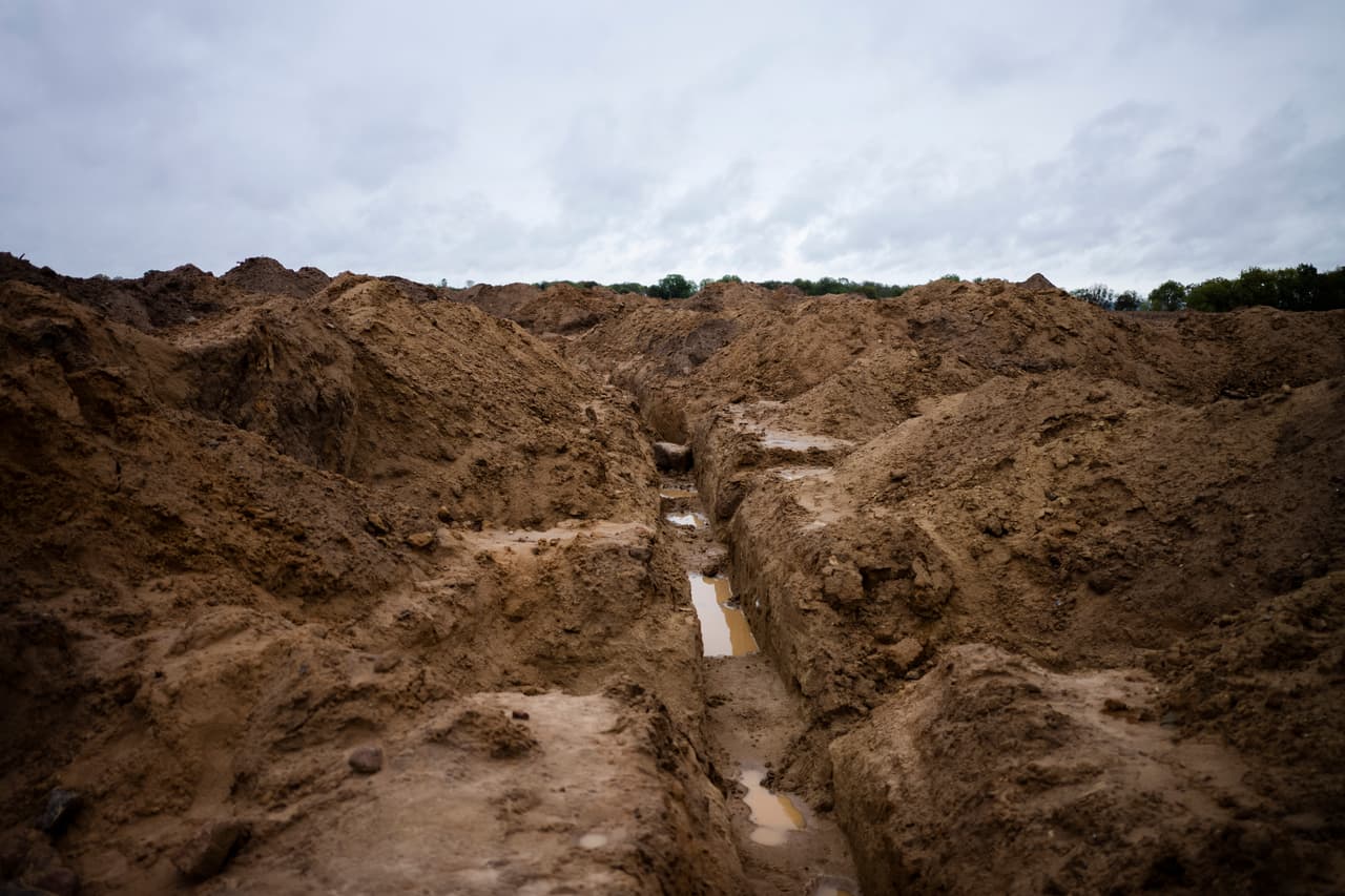 En 19 excavaciones en un casi una milla cuadrada, los miembros de la Asociación para la Recuperación de los Caídos en el Este de Europa han encontrado los cuerpos de 116 soldados alemanes y 129 soviéticos.
<br>
