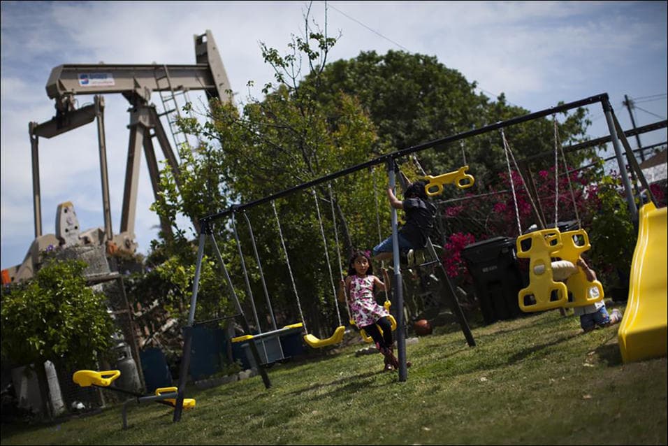 Sigue estas recomendaciones para evitar accidentes por los fuertes vientos que se esperan al sur del estado:
<ul>
<li class="MsoNormal" style="color:black;mso-margin-top-alt:auto;margin-bottom:
7.5pt;mso-list:l0 level1 lfo1;tab-stops:list .5in;background:white">Guardar cualquier objeto que se pueda volar, especialmente afuera de las viviendas. </li>
<li class="MsoNormal" style="color:black;mso-margin-top-alt:auto;margin-bottom:
7.5pt;mso-list:l0 level1 lfo1;tab-stops:list .5in;background:white">Cerrar las puertas y ventanas.</li>
<li class="MsoNormal" style="color:black;mso-margin-top-alt:auto;margin-bottom:
7.5pt;mso-list:l0 level1 lfo1;tab-stops:list .5in;background:white">Alejarse de arboles. </li>
<li class="MsoNormal" style="color:black;mso-margin-top-alt:auto;margin-bottom:
7.5pt;mso-list:l0 level1 lfo1;tab-stops:list .5in;background:white">No tocar cables caídos. </li>
<li class="MsoNormal" style="color:black;mso-margin-top-alt:auto;margin-bottom:
7.5pt;mso-list:l0 level1 lfo1;tab-stops:list .5in;background:white">Conduce con precaución.</li>
</ul>