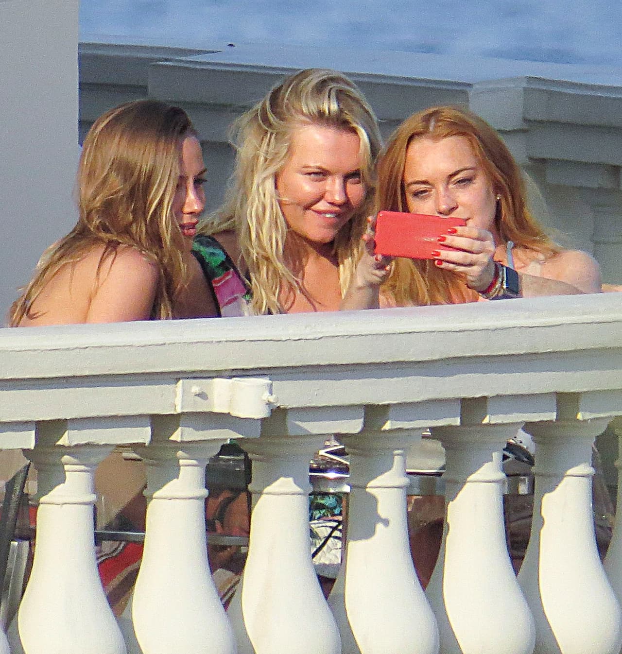 Lindsay Lohan sacándose fotos con sus nuevas amigas.
