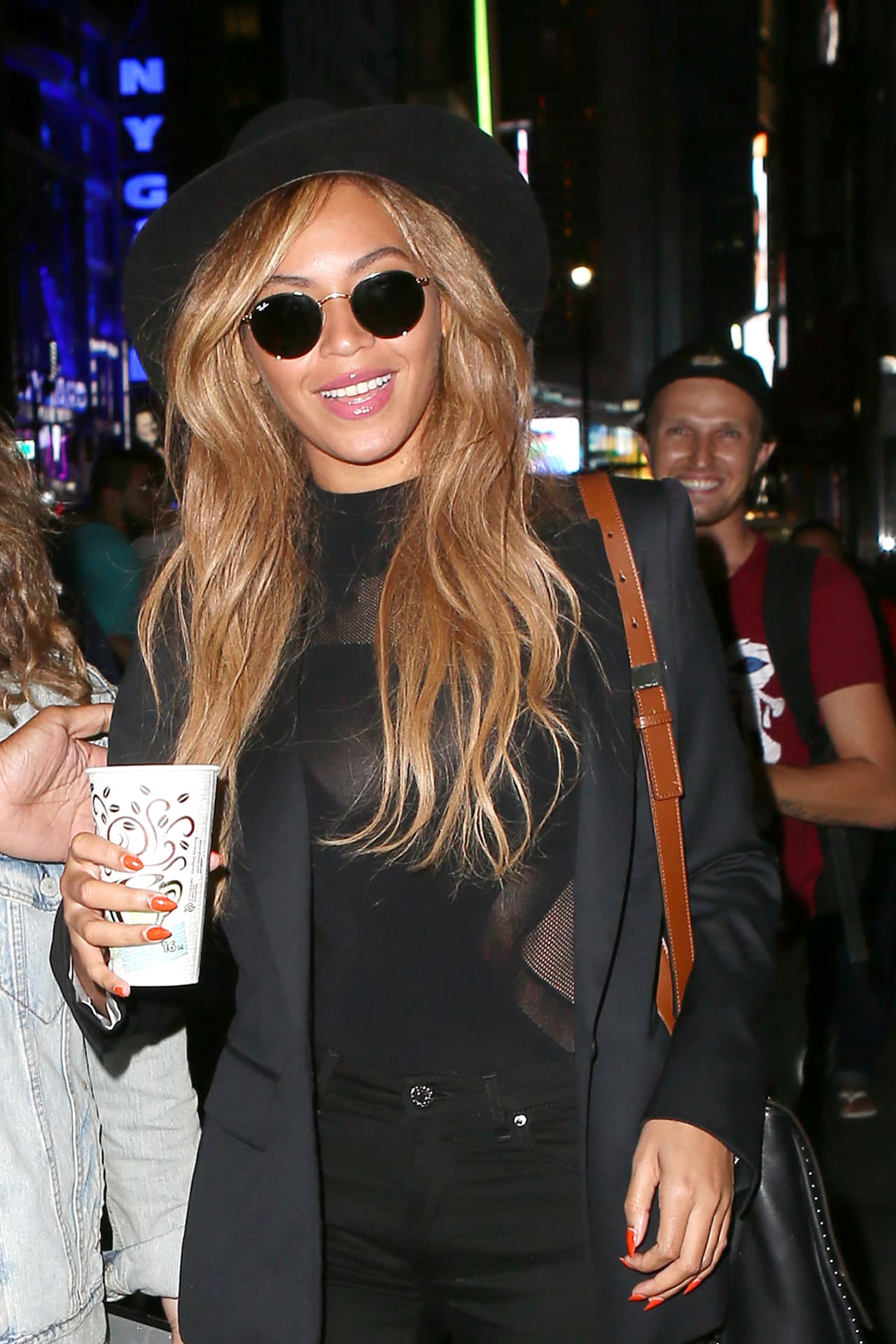 Beyoncé hasta para ir por un café causa sensación en la calle.