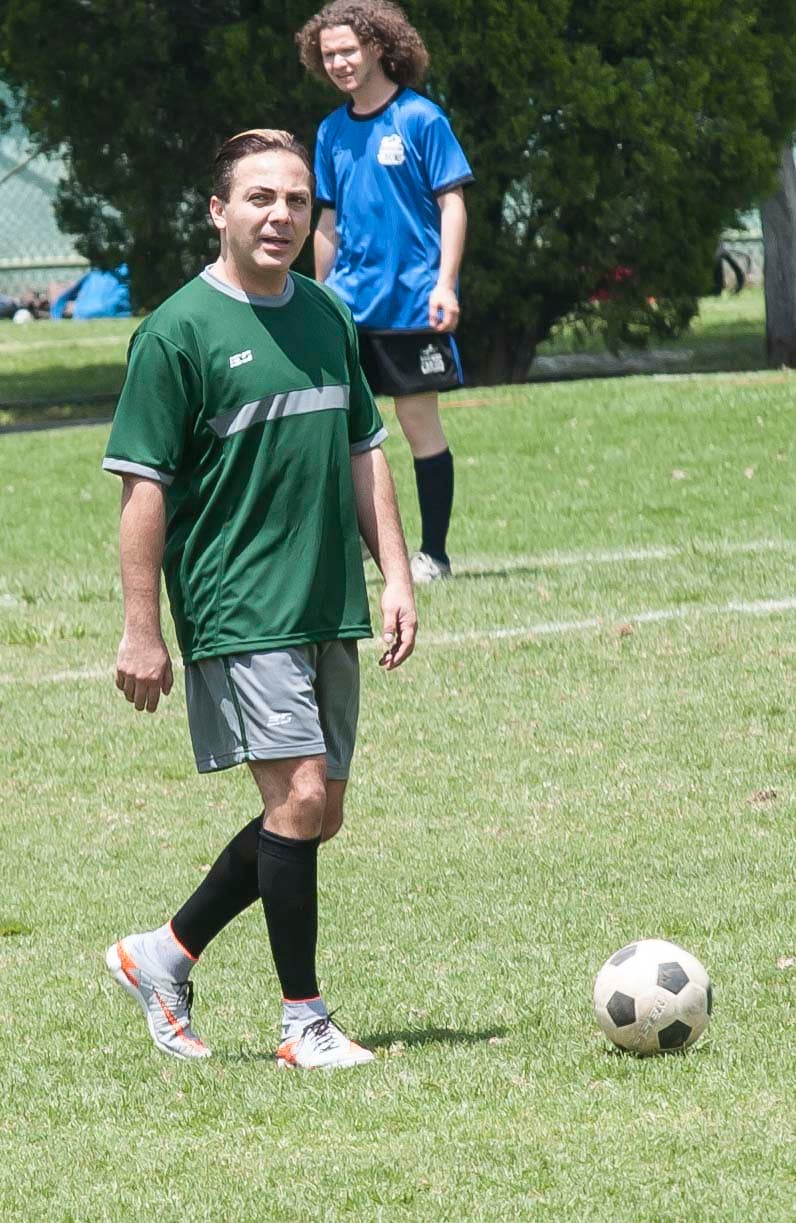Cristian Castro echándose un partidito de soccer.