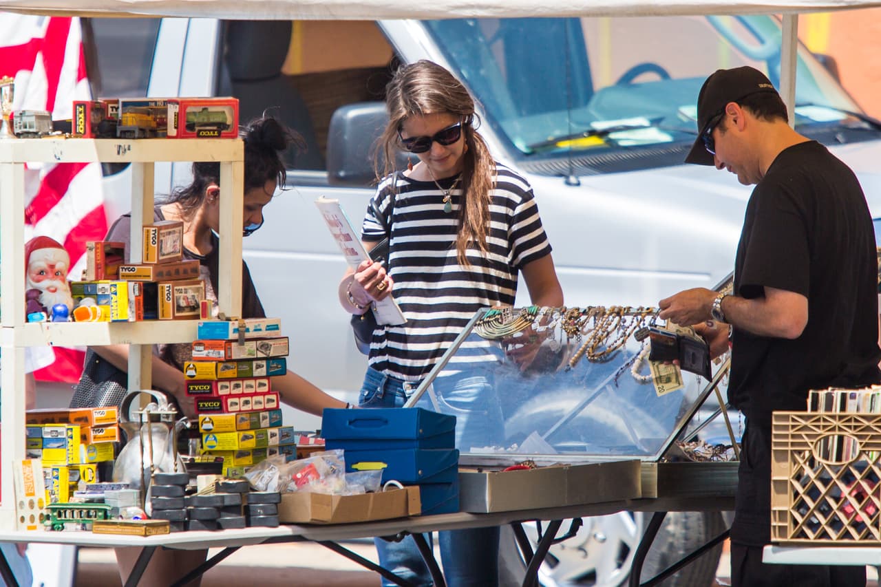 Katie Holmes comprando baratijas en un tianguis.