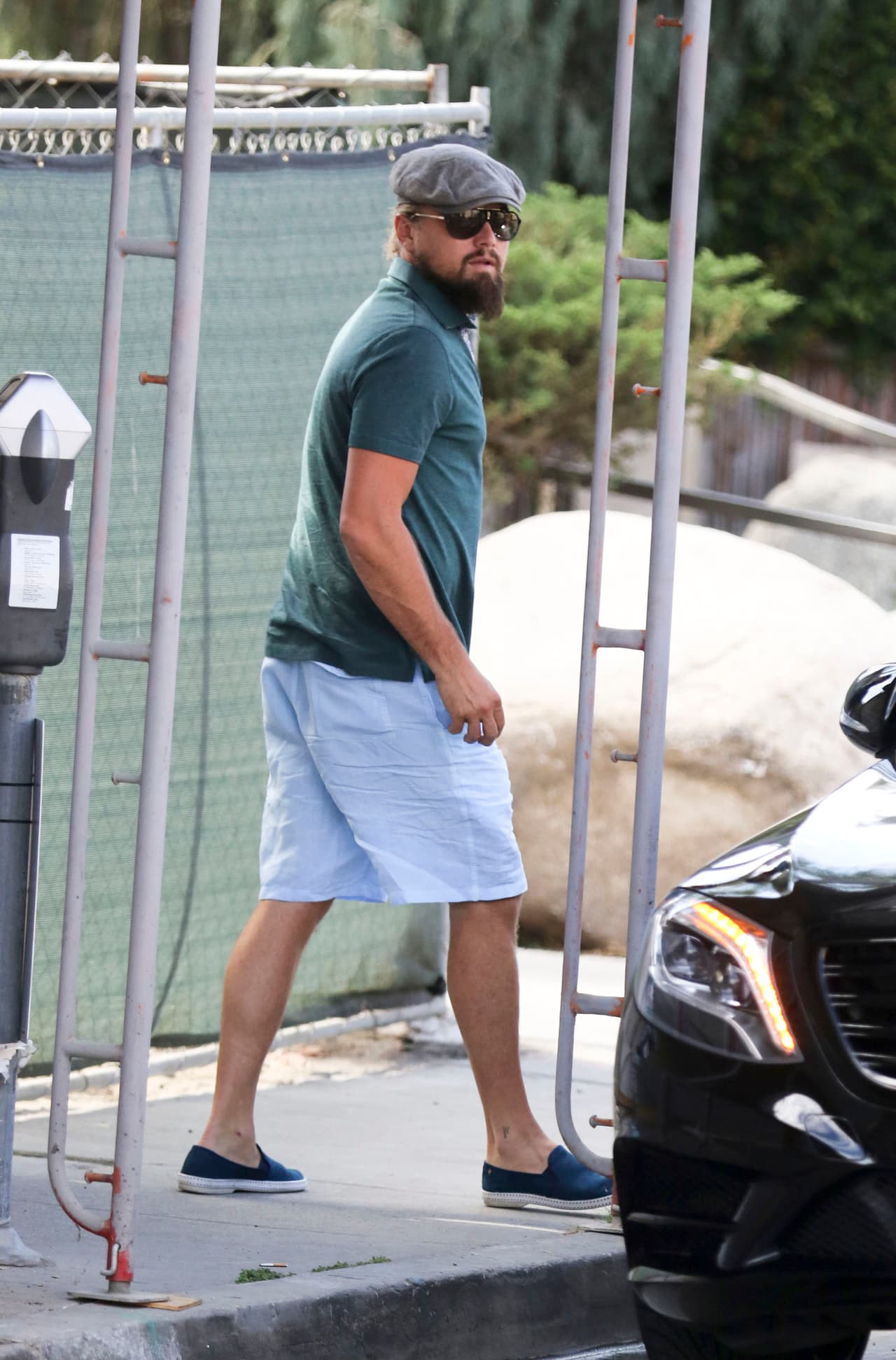 Leonardo DiCaprio intentando pasar desapercibido.