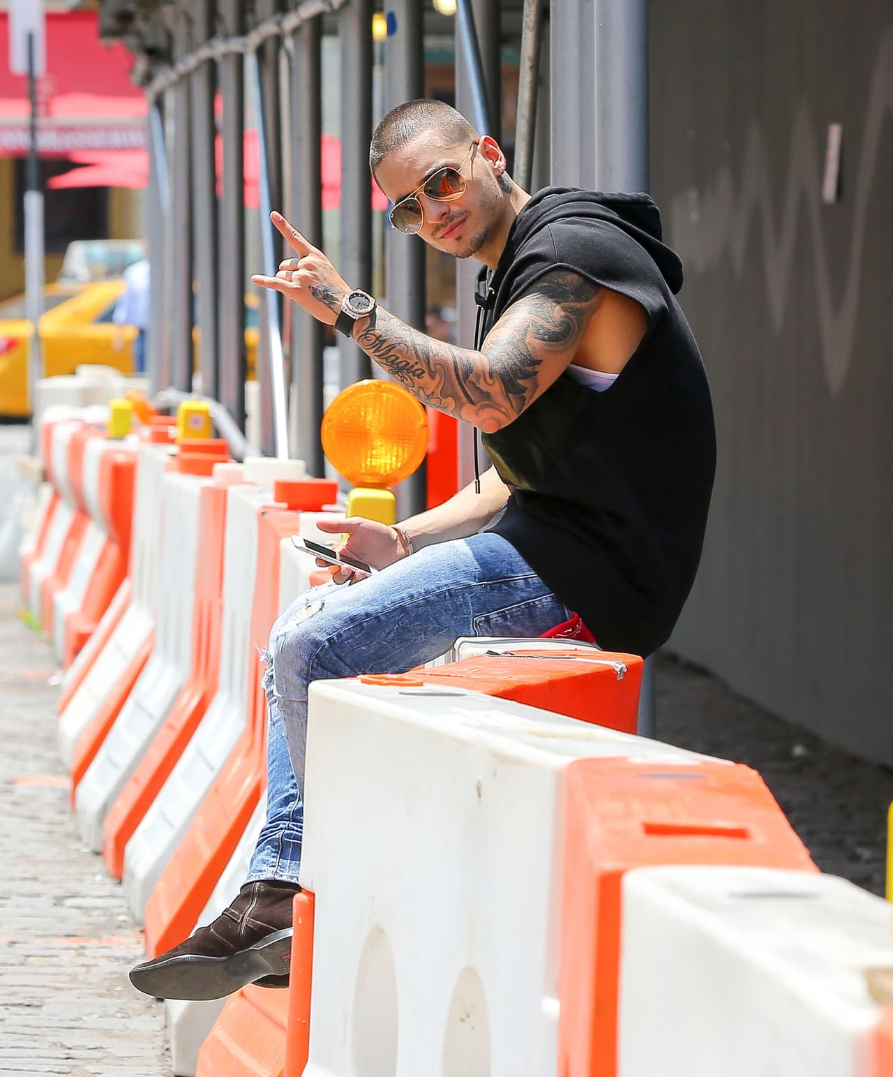 ¿Qué hace ahí sentadote Maluma? Está tomando un 'break' de su nuevo video.