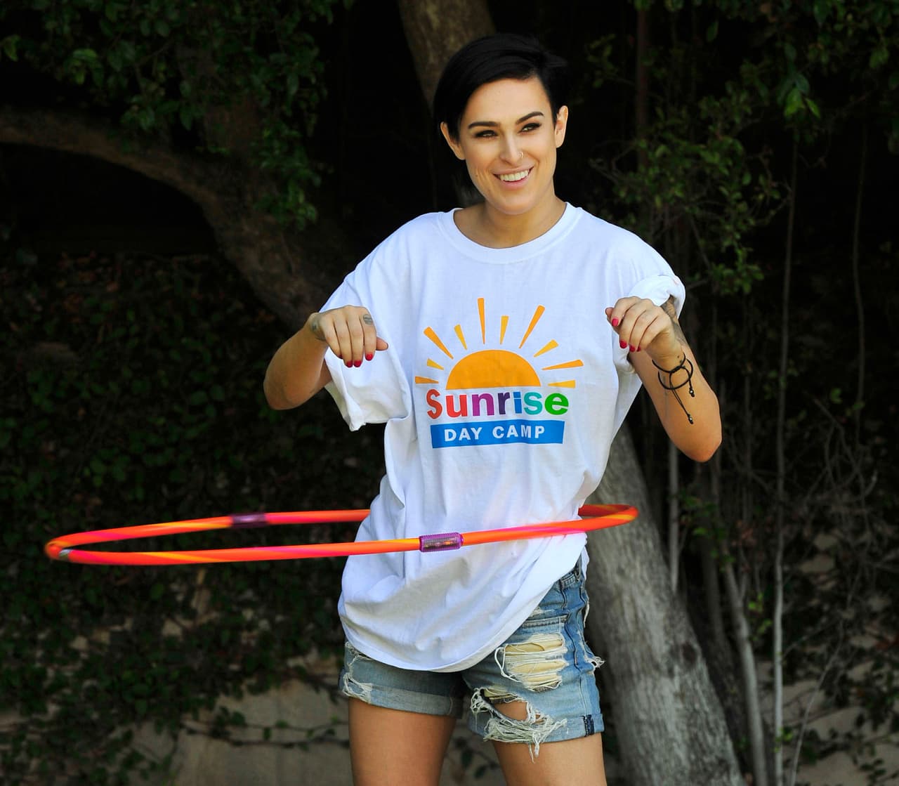 Rumer Willis demostrando sus habilidades con el 'hula hoop'.