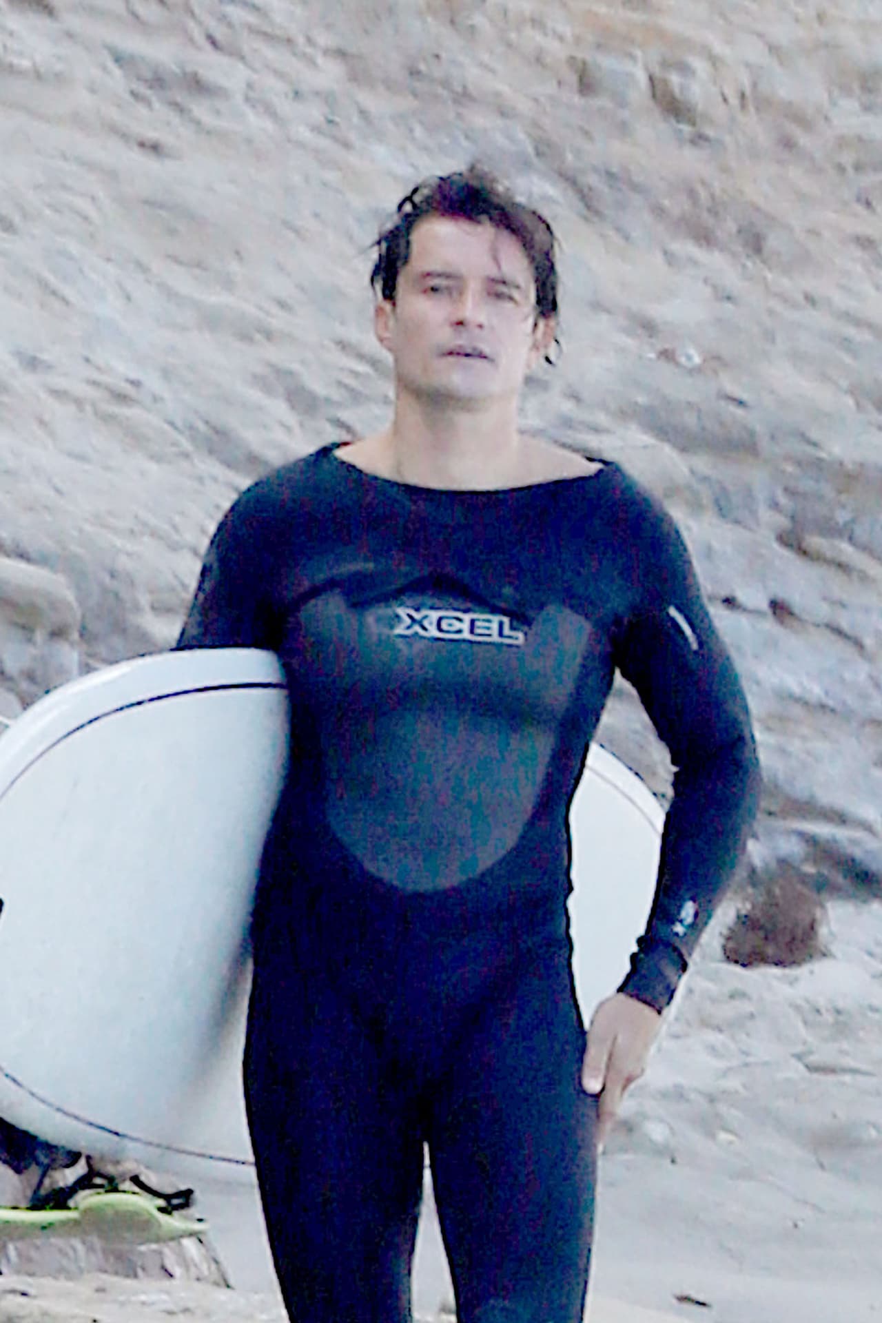 Orlando Bloom dejando poco a la imaginación en su traje de surf.