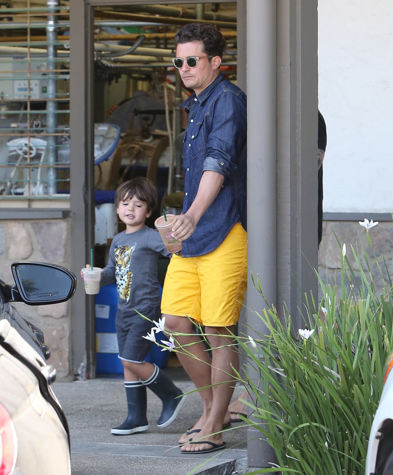 Orlando Bloom y su adorado Flynn saliendo de una tienda.
