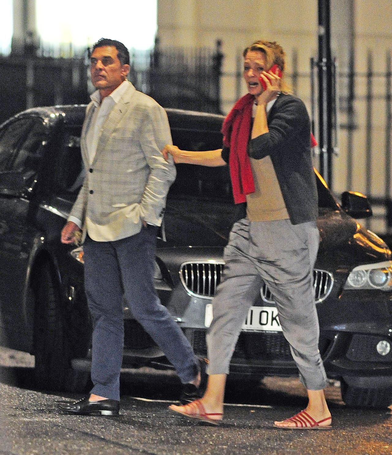 Uma Thurman salió a cenar con su amorcito y está demasiado concentrada en su llamada.