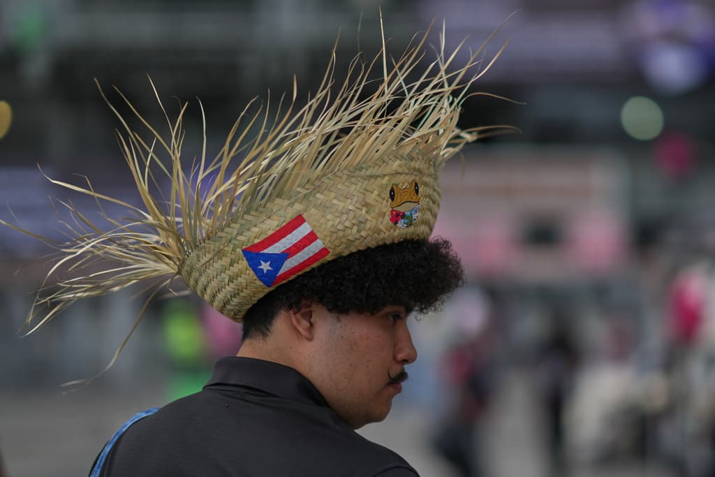 Este año, cuando 
<b>Vega Baja conmemora 250 años de fundación</b>, uno de sus hijos más jóvenes y célebres se consagra como artista mundial, con un triunfo inédito en los Grammy y con un show, de entre 13 a 15 minutos, durante el medio tiempo del Super Bowl.
<br>Cantará en español, idioma que pidió aprender a quienes les interese entenderlo.