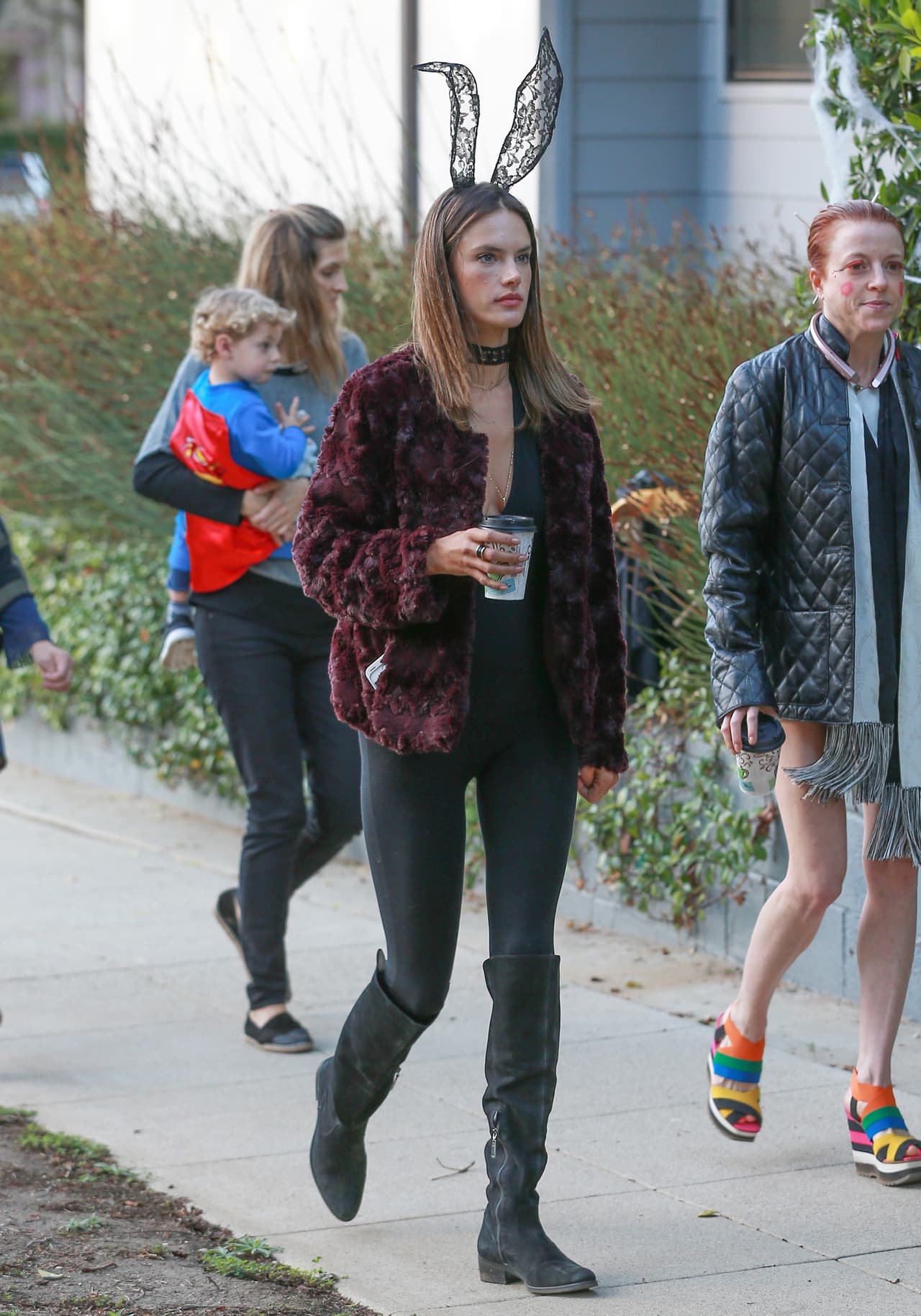 Alessandra Ambrosio y sus peques disfrutaron de la 'Noche de Brujas'.