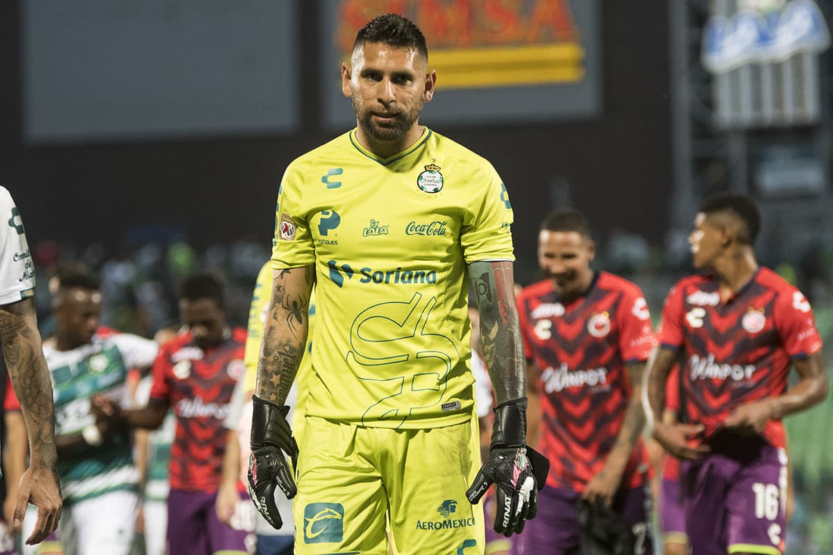 La decepción es evidente en el rostro del arquero de Santos Laguna Jonathan Orozco.