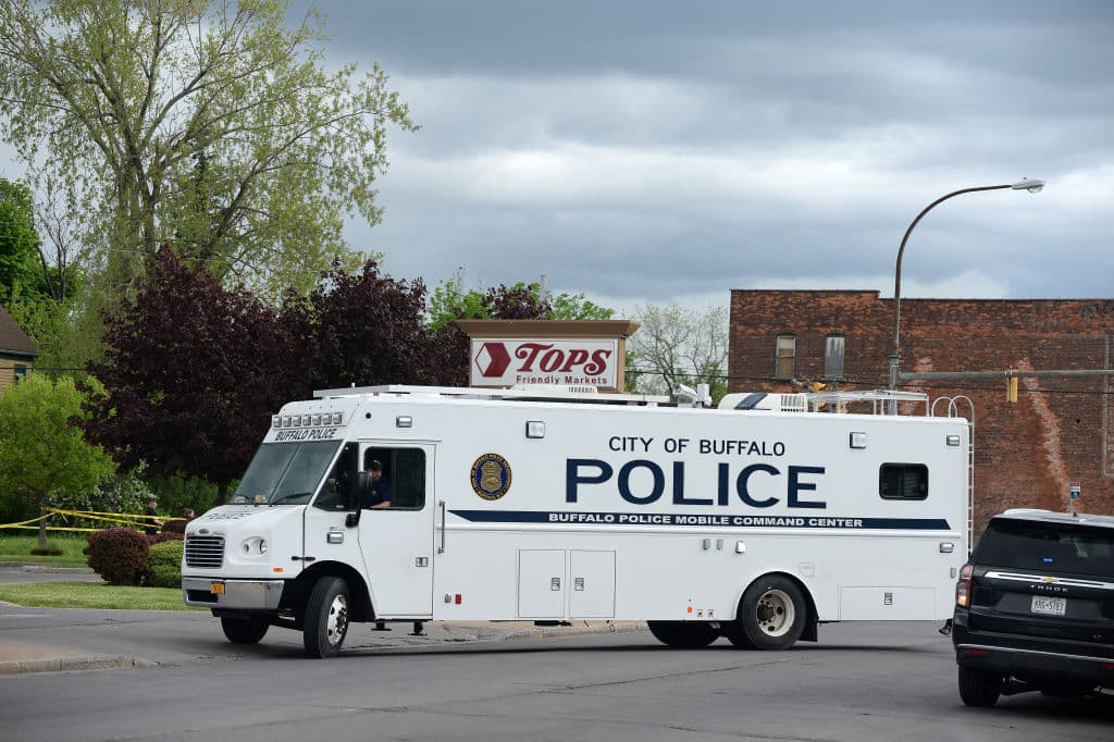 Testigos indicaron que había sangre en todas partes, y que resultaba difícil contener a espectadores, familiares y amigos que acudieron a la escena.