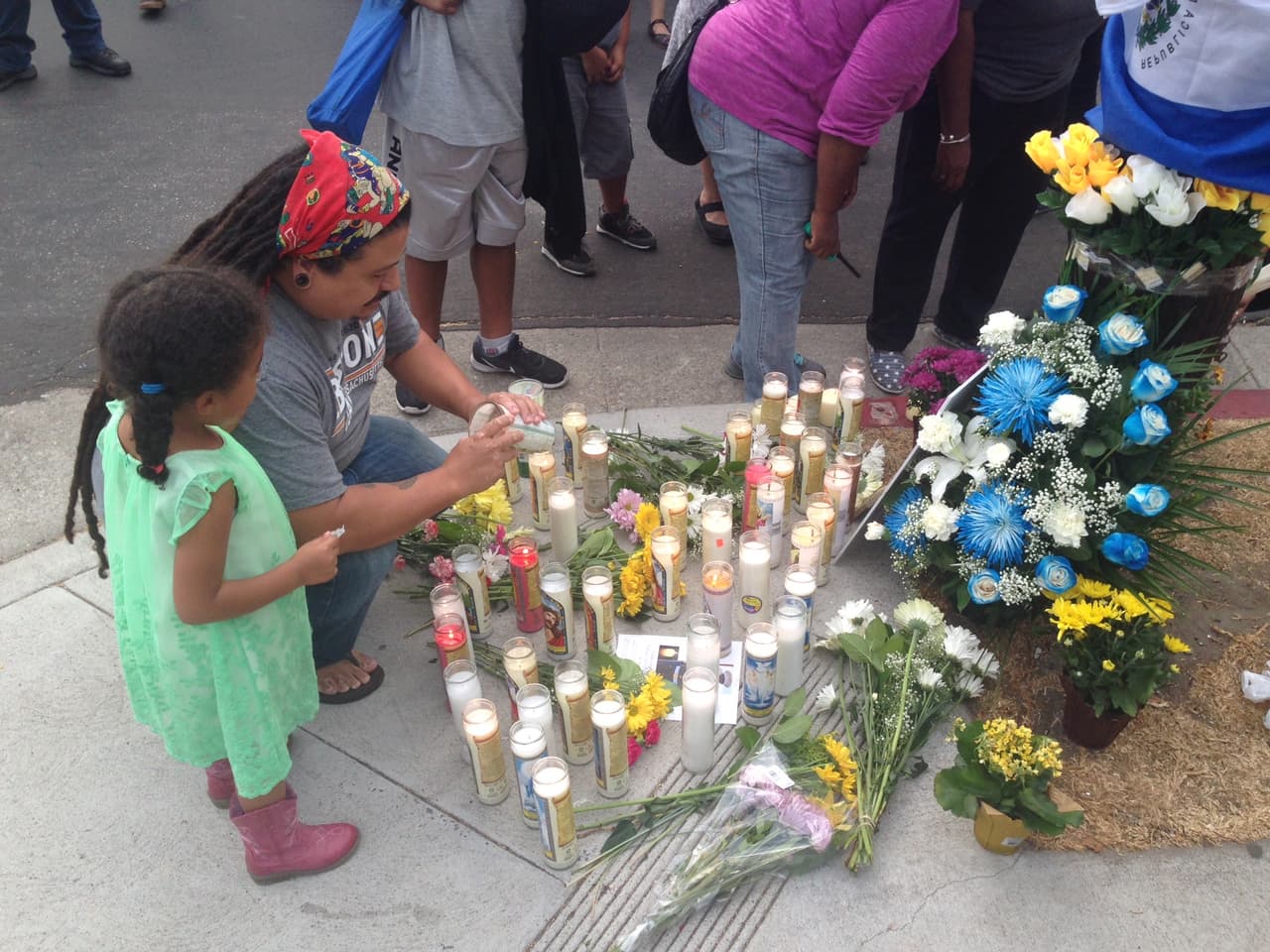 Una emotiva vigilia recordó a Carlos Segovia, el marine que murió luego de ser baleado en el Sur de Los Ángeles.