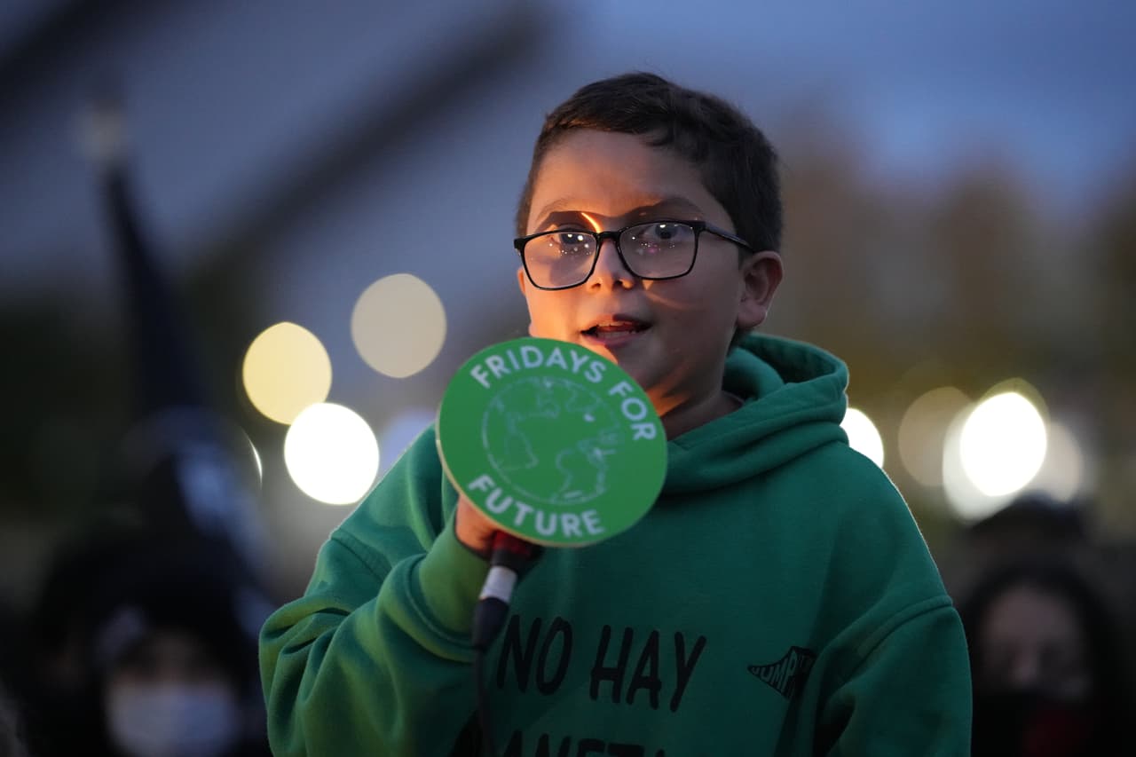 Francisco Vera, un colombiano de 12 años activista contra el cambio climático, en una de las protestas de Glasgow, el 1 de noviembre.