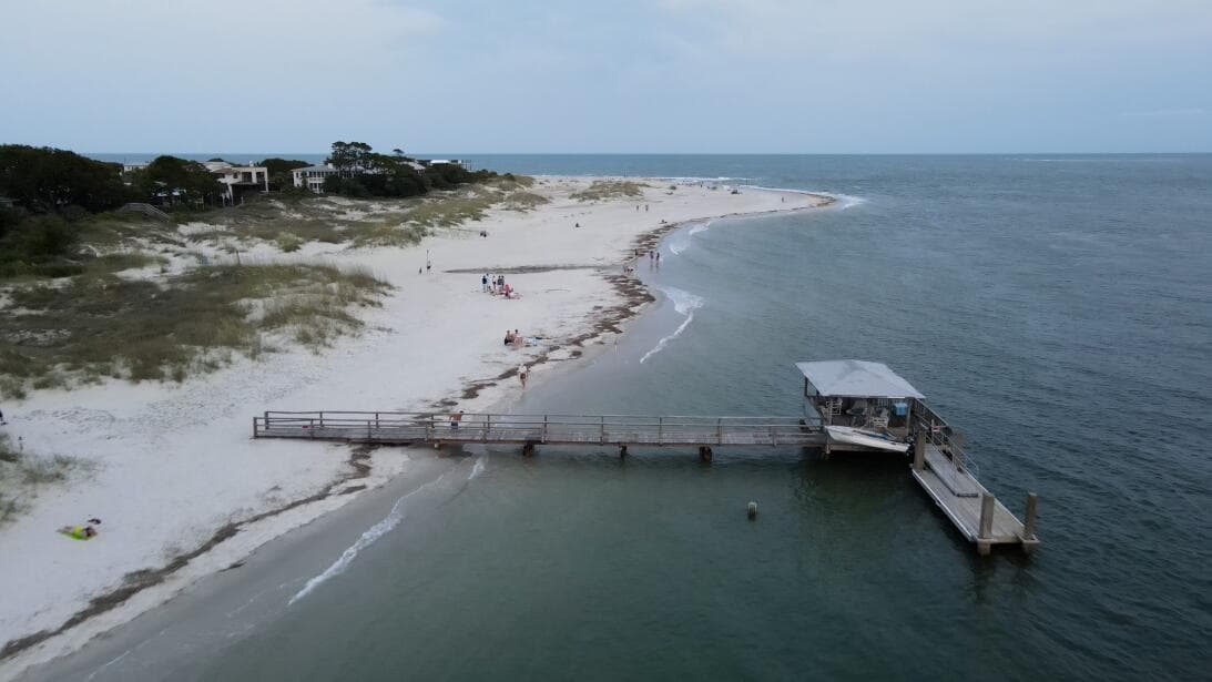 Conoce más sobre Back River Beach, 
<b><a href="https://www.univision.com/local/atlanta-wuvg/playa-secreta-esta-en-la-costa-de-georgia-y-puedes-visitarla-en-2023-fotos">aquí</a></b>.