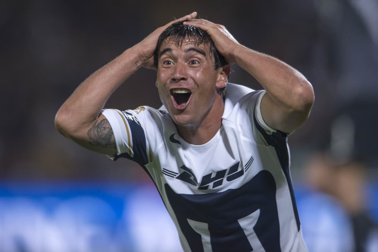 Pumas se vio desubicado en la cancha y la decepción se aumentó cuando al minuto 30 le sancionadon un penalti en contra.