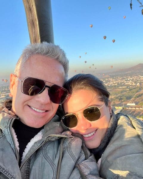 La también bailarina aseveró, justo el día de su aniversario (15 de agosto de 2021), que el histrión es muy detallista y respetuoso con ella, esto durante una charla con Edén Dorantes. 
<br>