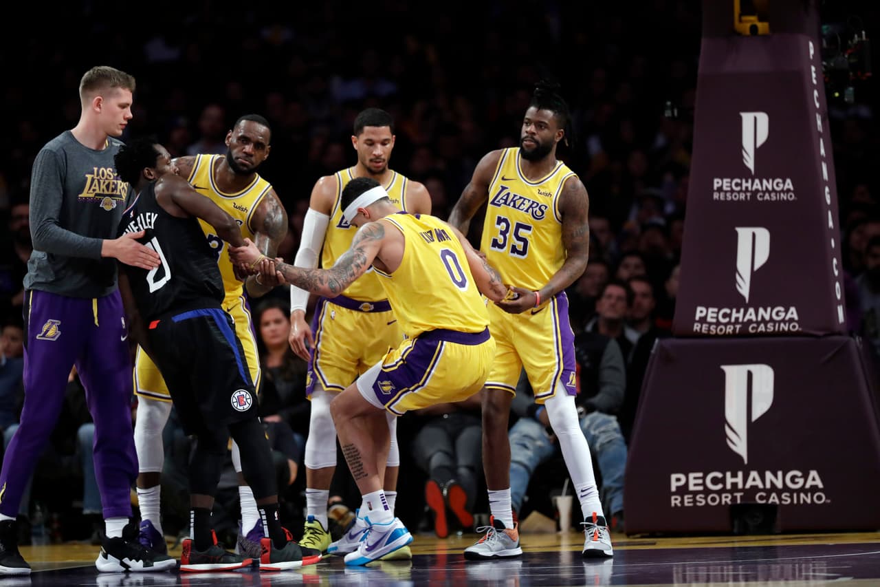 Ni siquiera los 27 puntos de James, sus ocho rebotes y seis asistencias, le sirvieron a los Lakers para lograr levantarse. Ya son tres derrotas al hilo y el próximo juego será ante los Nuggets, segundos en el Oeste.