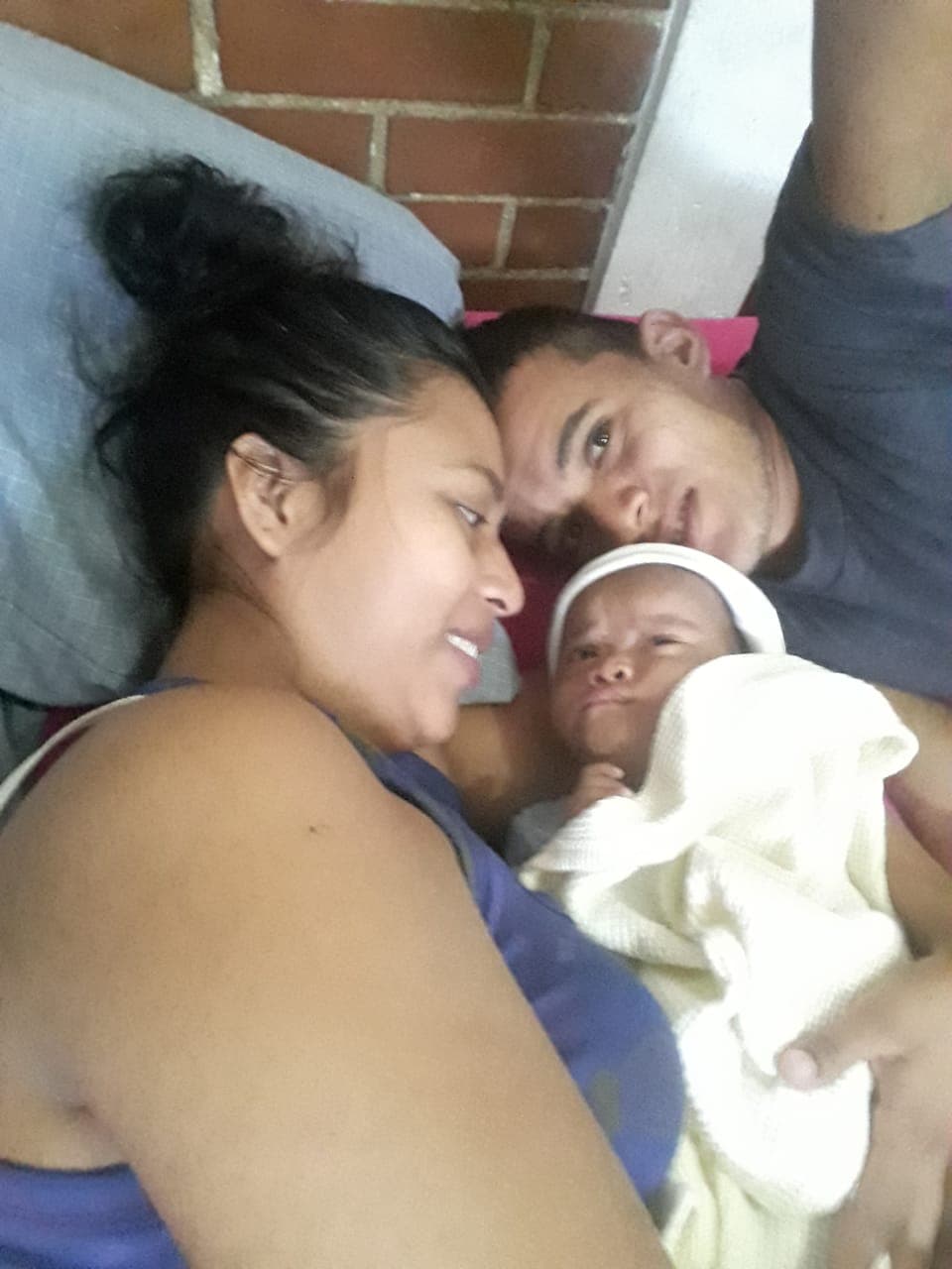 Unos padres piden ayuda para poder brindarle un tratamiento a su bebé que nació con un abultamiento en el cuello