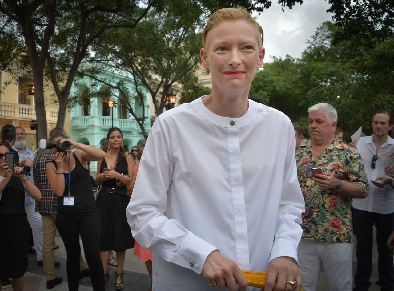 La actriz Tilda Swinton también acudió al desfile de Chanel.