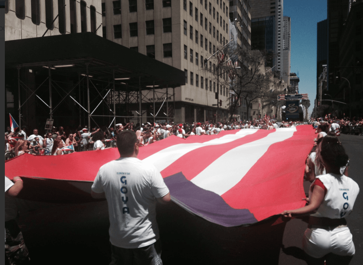 Inmensa, dijo presente la bandera de Puerto Rico, "la monoestrellada".