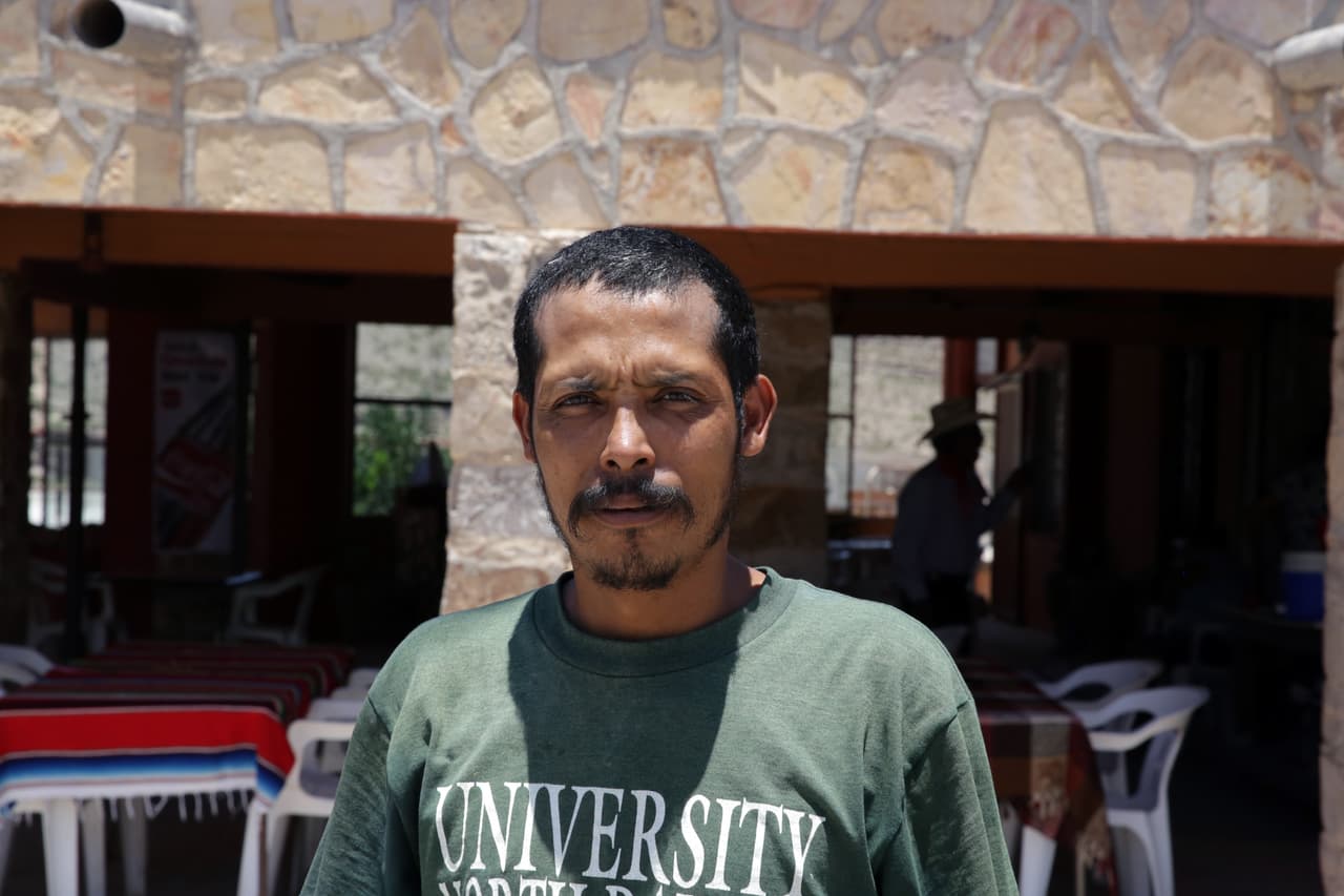 <b>José Carlos Padilla Flores, 32 años, Boquillas del Carmen. </b>José Carlos Padilla reconoce que no le gusta mucho la política y que no cree en las promesas que los candidatos van regando con cada apretón de mano en época electoral. “A mí me gusta es trabajar. Ellos no resuelven mucho. No sé decirte nada de los políticos”. Eso sí, si tuviera que pedirles algo, sería que terminaran los 80 kilómetros de carretera que conectan a su municipio con el resto del país.
