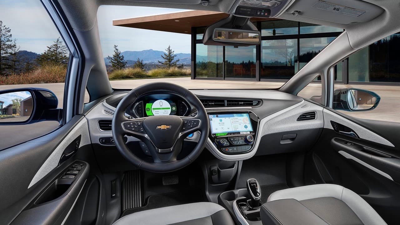 Al igual que la gran mayroría de los vehículos eléctricos el Chevrolet Bolt tiene un interior futurista pero a diferencia del BMW 13, la profusión de líneas en el pequeño Chevrolet, son estridentes y provocativas. Lo cual puede ser del gusto de muchos, sobretodo cuando consideramos que los controles del Bolt son intuitivos y de fácil interacción.
<br>
<br>La autonomía de Bolt es de 238 millas según las pruebas de la Agencia de Protección Ambiental de Estados Unidos, lo que de por si le da una importante ventaja sobre la gran mayoría de los vehículos en esta lista. El motor eléctrico del Chevrolet Bolt desarrolla 200 caballos de fuerza y 266 lb-pie de torque.