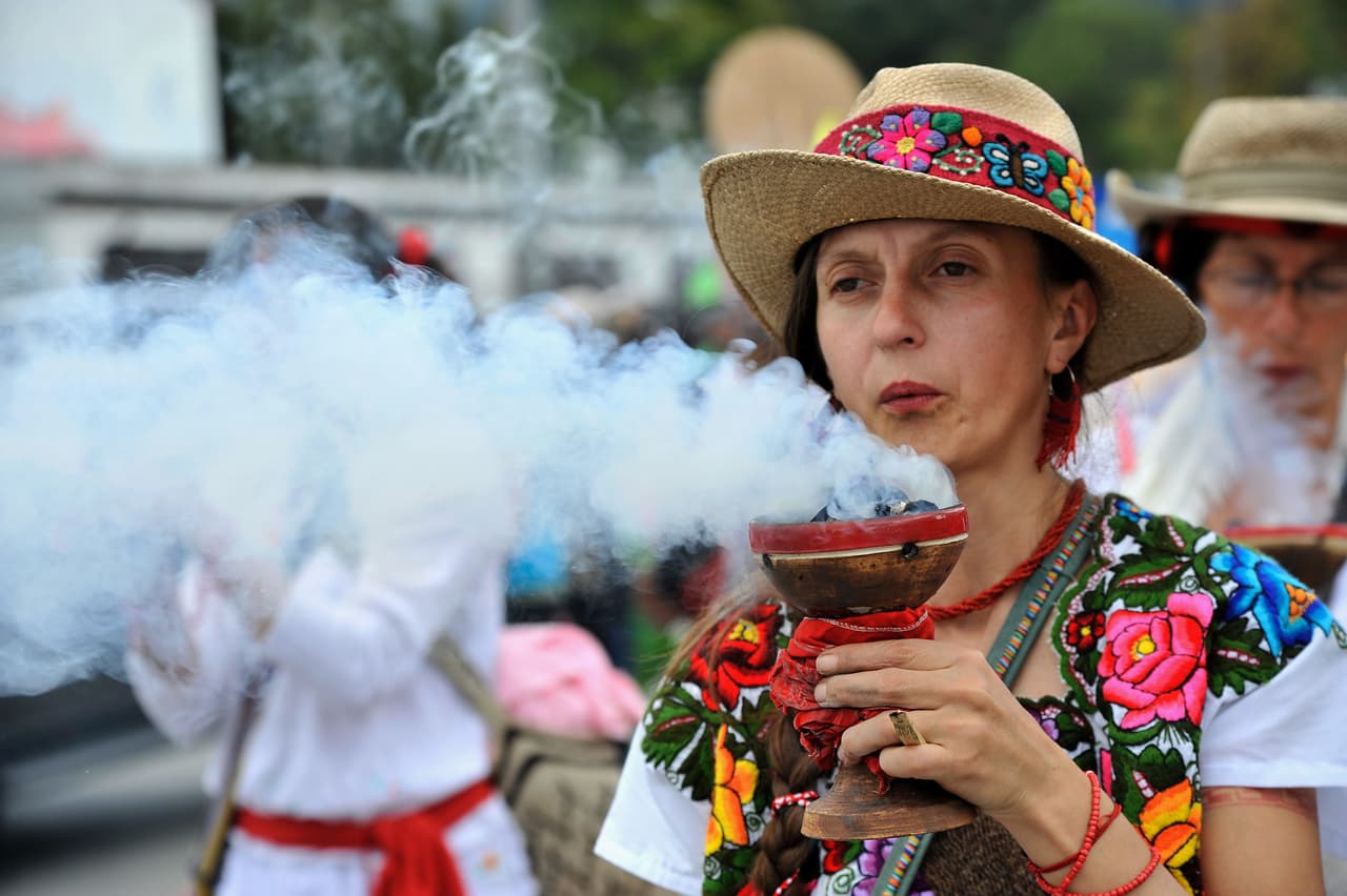En esa misma ciudad, otros realizaron rituales para concientizar sobre el cuidado de la naturaleza.