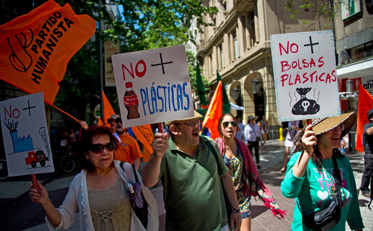 Manifestantes contra el uso de plástico en Santiago de Chile.
