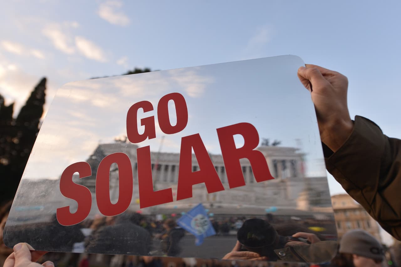 Un hombre sostiene un letrero transparente en la movilización sobre el cambio climático en Roma.