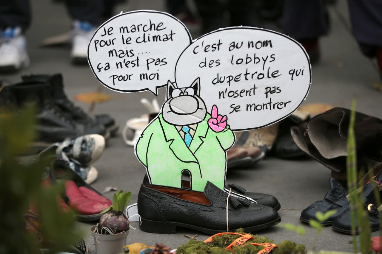 Por la prohibición de manifestarse en París, algunos manifestantes colocaron sus zapatos con dibujos animados representando a quienes no salieron a las calles.