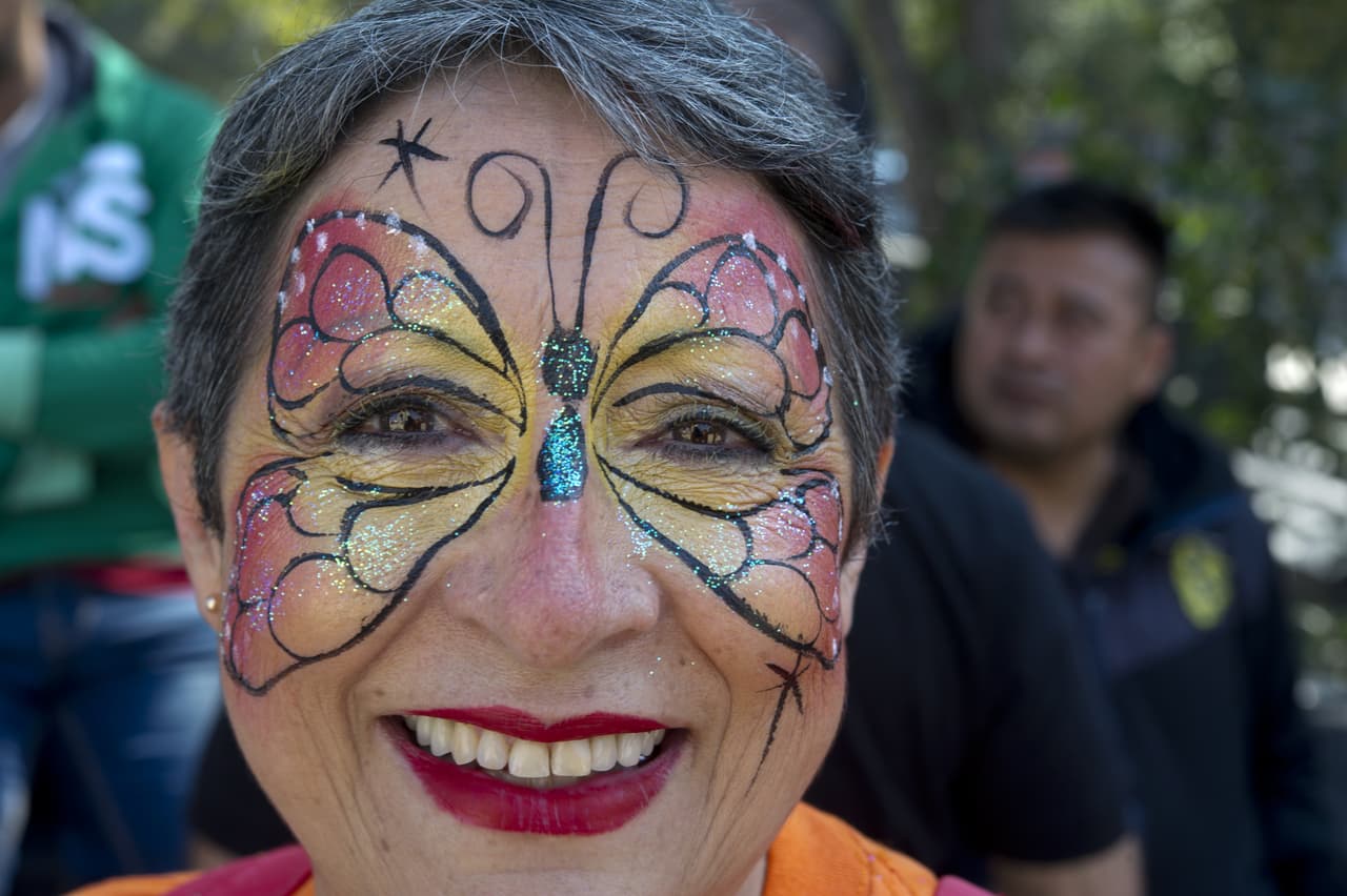 Con una mariposa pintada en el rostro, esta mujer participa en la Marcha Global del Clima en Ciudad de México.