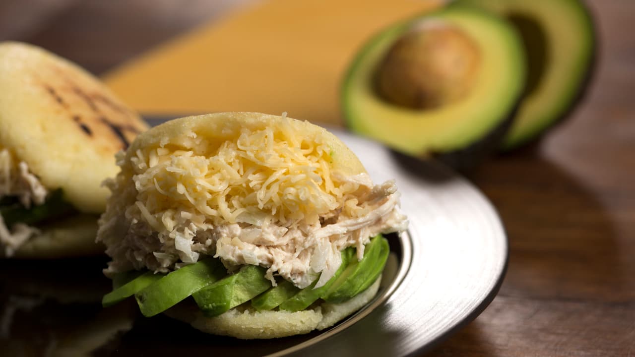 Con estas deliciosas arepas rellenas de pavo sí dan ganas de comer sobras.