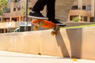 Este skater español hace trucos increíbles en una tabla miniatura de plástico