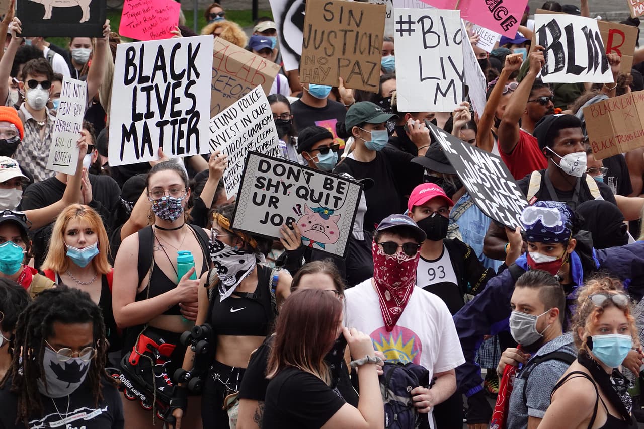 “Tenemos grandes preocupaciones pues los casos siguen creciendo y todavía no se han incorporado los datos de Memorial Day o las protestas, que han congregado a miles de personas en la ciudad”, dijo Suárez.
<br>
