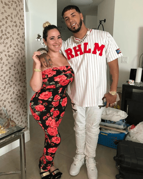 El decorado fue realizado por esta chica que posa junto a Anuel AAA, quien acompañó a su novia a que le realizaran este trabajo en Miami.