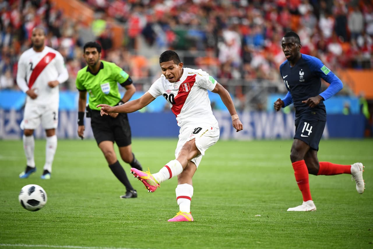 Perú respondió sin éxito y el partido se fue al descanso con la victoria para los franceses.