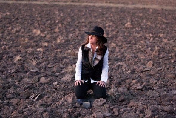La amargura de haber sido traicionada oscurece su corazón y personalidad. Desde ese momento, Valentina se convierte en una mujer despiadada que se refugia en la hacienda 'Los Cascabeles'.
