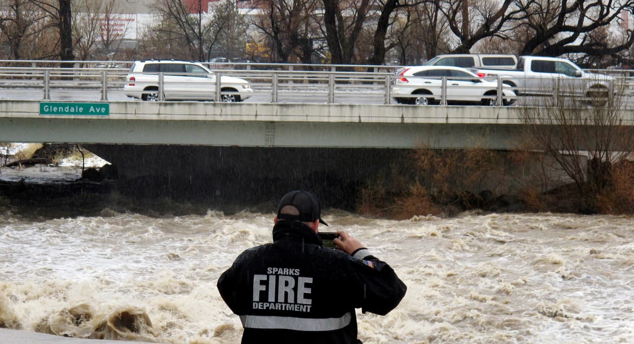 Noche en vilo en California y Nevada ante las crecidas de los ríos