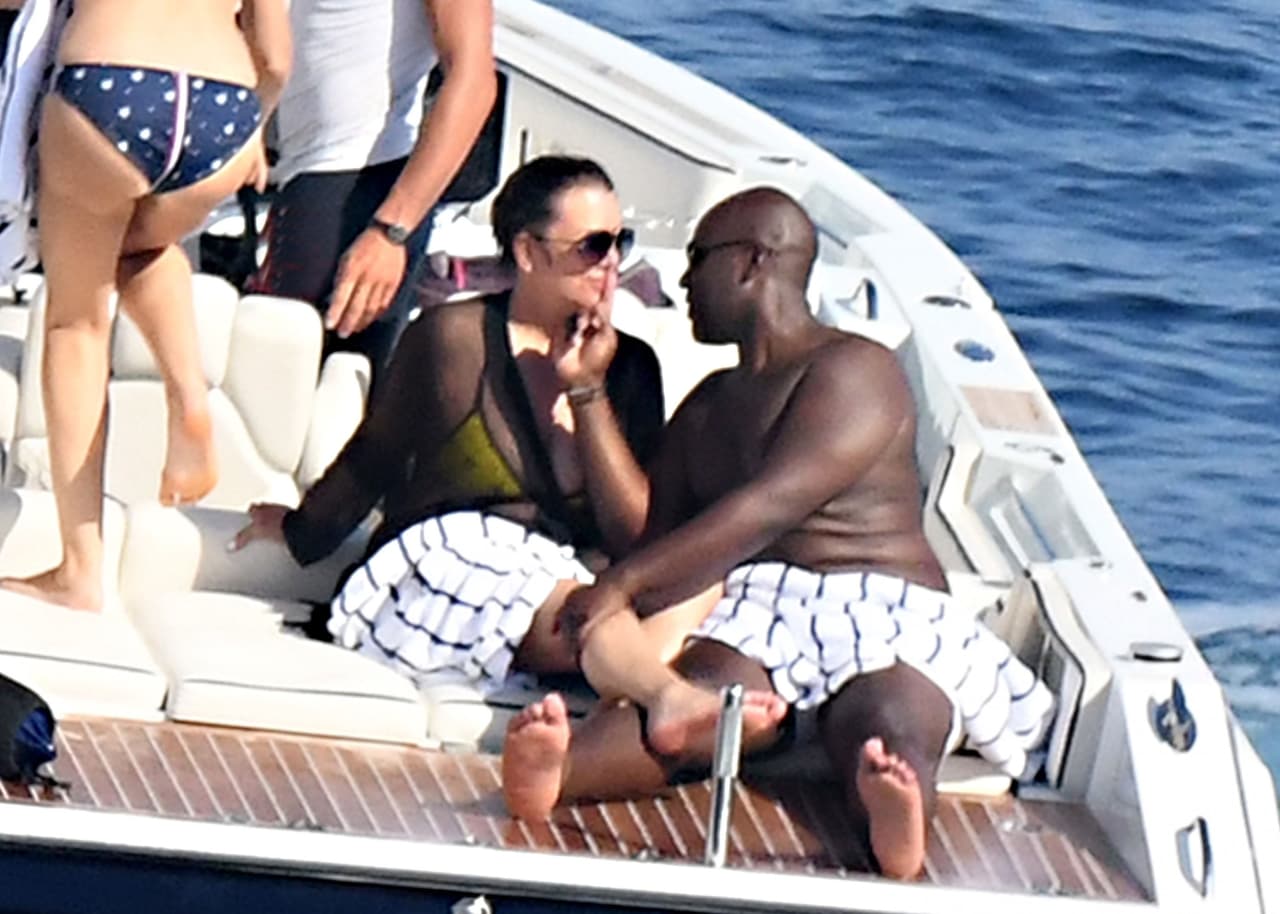 La pareja no podía sacarse las manos de encima en el bote que compartieron con un par de amistades el pasado lunes, 15 de julio.