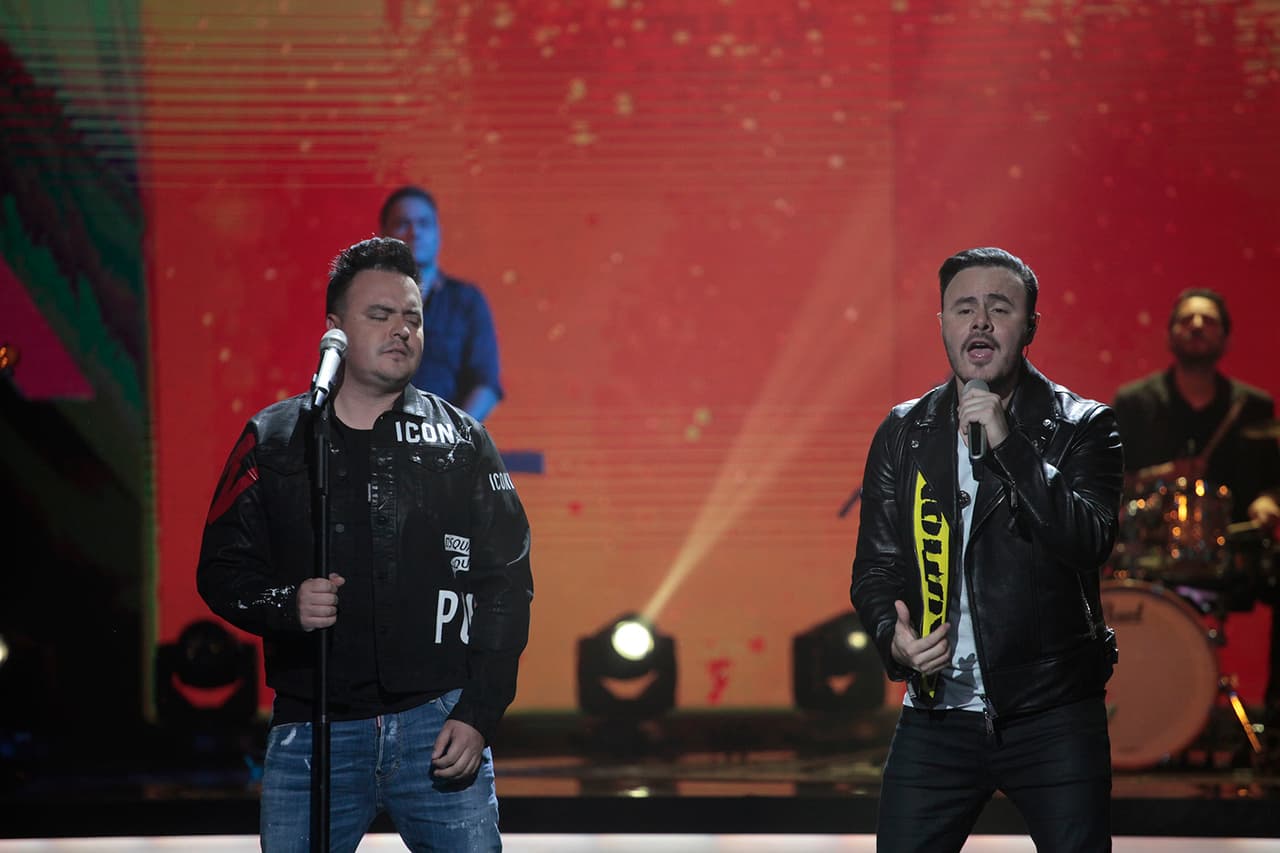 Los hermanos Roma, deleitaron con su balada pop al público y al jurado, que fue el más entusiasmado con su participación, tanto que no dejaban de bailar desde su lugar, con los brazos arriba y toda la cosa.