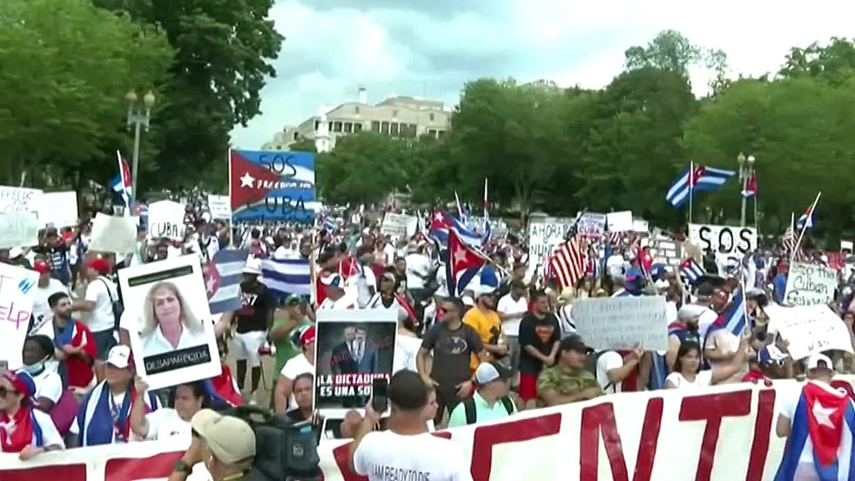 Biden ordena la revisión de remesas a Cuba y enviar más diplomáticos al país