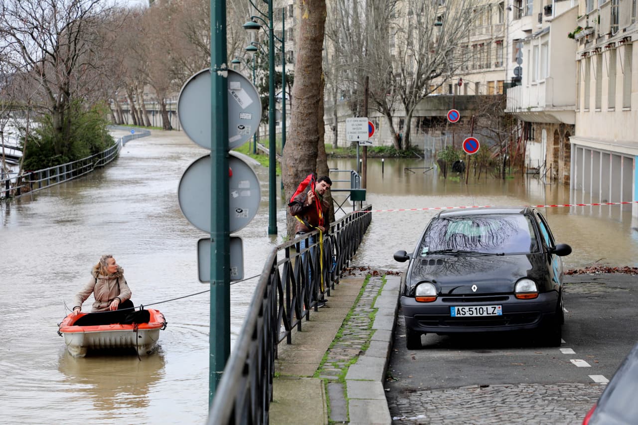 Residentes de la capital francesa utilizan un pequeño bote para llegar a una casa flotante en la orilla del Sena. Seis estaciones de trenes ubicadas cerca del río, incluida Saint Michel en el Barrio Latino y que atrae a muchos turistas, debieron cerrar.