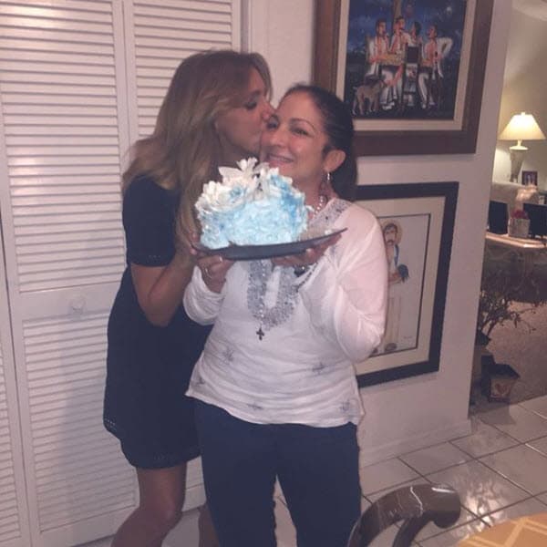 "¡Feliz cumpleaños tía bella Gloria Estefan que te quiero hasta el fin del mundo! ¡A celebrar se ha dicho", publicó en otra imagen la presentadora de El Gordo y La Flaca.