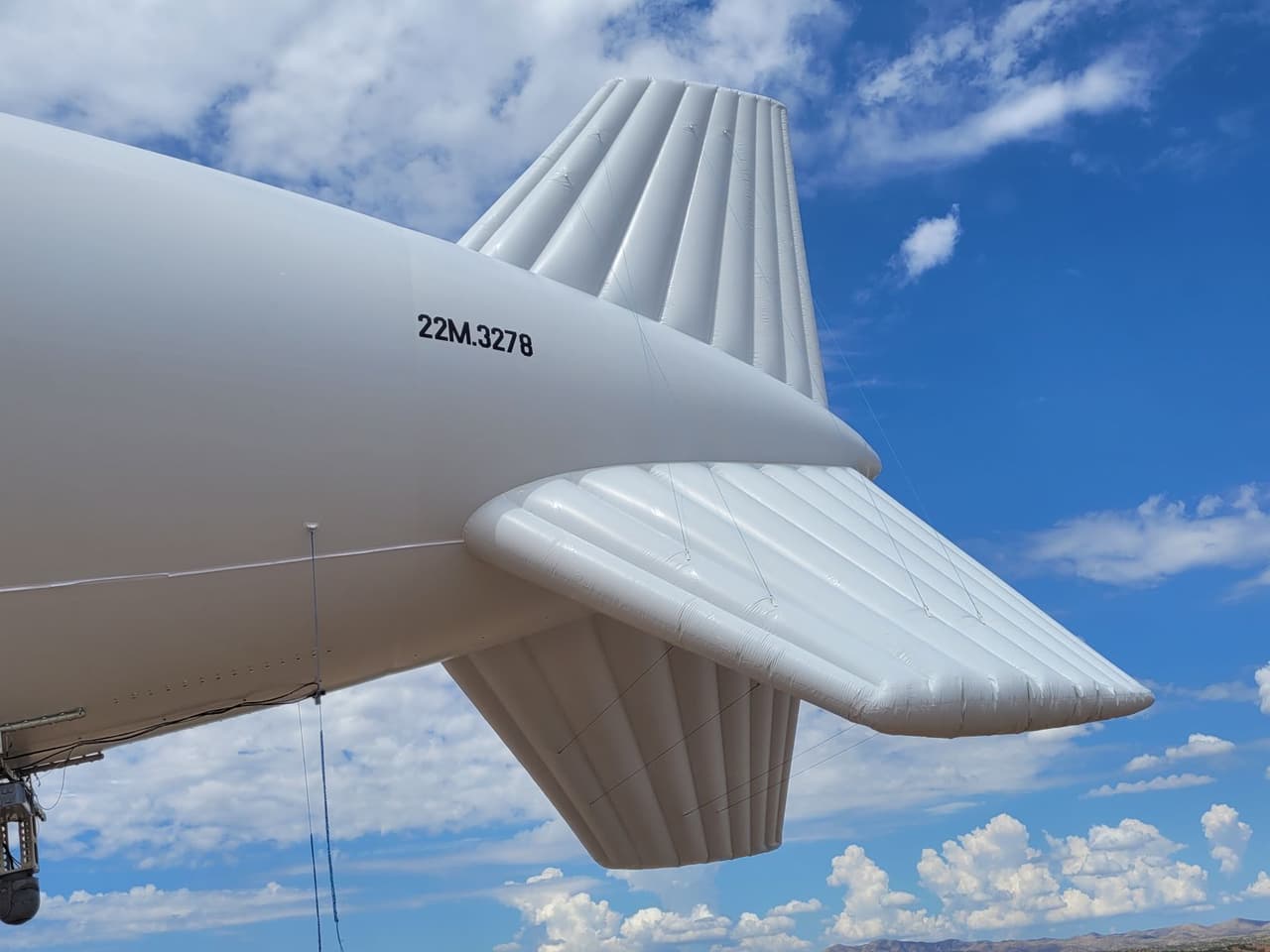 El aerostato estará operativo y tripulado por agentes de la Patrulla Fronteriza las 24 horas del día, los siete días de la semana, para brindar vigilancia aérea continua de la frontera. El aerostato se llena con helio y se amarra a una plataforma de amarre, que pesa alrededor de 15 000 libras.