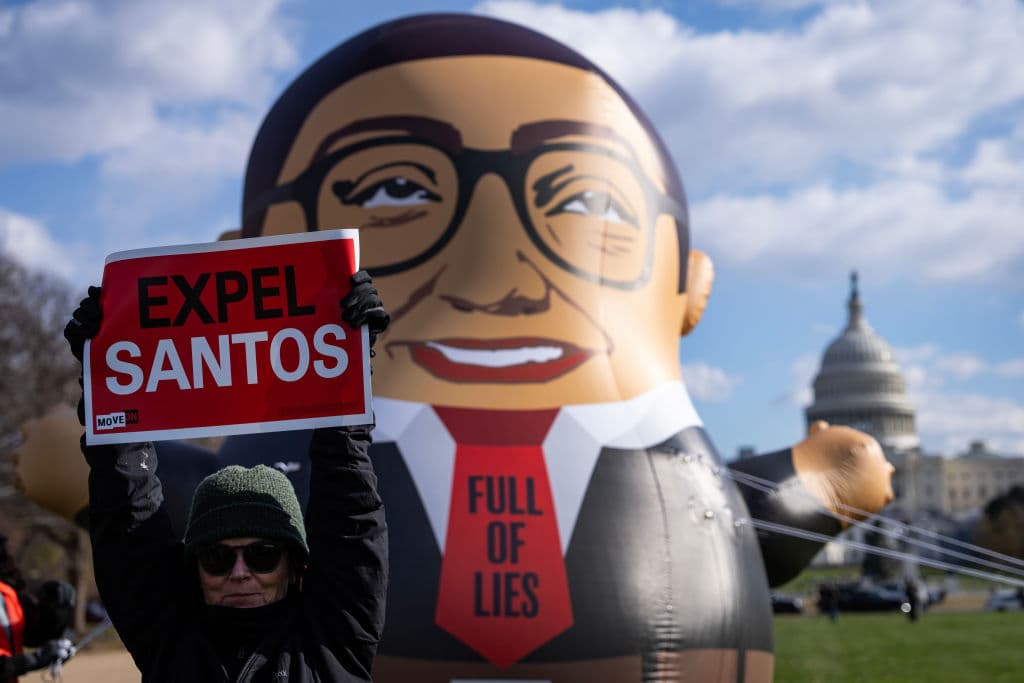 La entrega marca el capítulo final de una 
<b>carrera política breve pero turbulenta</b>. Santos se convirtió en 2022 en el
<b> primer republicano abiertamente LGBTQ+ elegido para el Congreso</b> como novato.