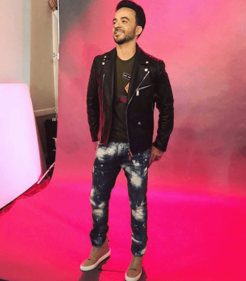 <b>Luis Fonsi </b>
<br>Nominaciones 1:
<br>Colaboración "Crossover" Del Año: "Calypso" Luis Fonsi Ft. Stefflon Don