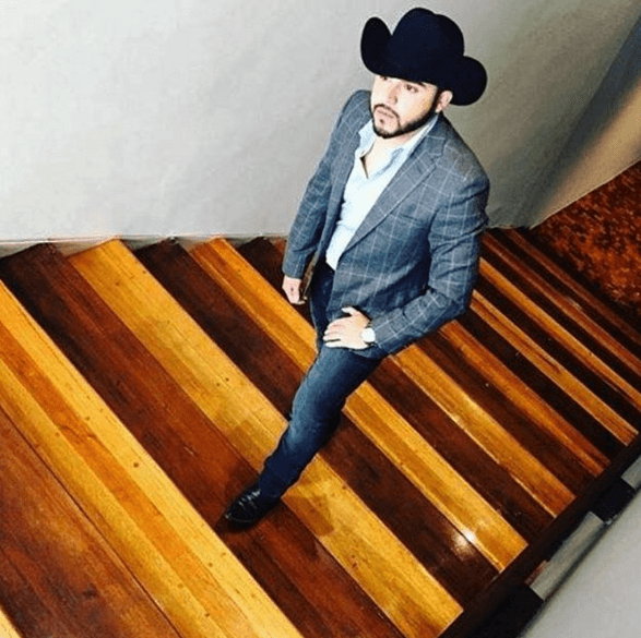 El cantante publica varias imágenes en las que se ve guapísimo.