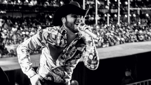 Gerardo Ortiz tuvo una semana complicada, ya que le cancelaron unas presentaciones en México, pero su ánimo no ha decaído.